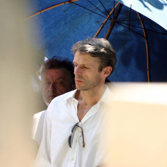 Lambert Wilson aux obsèques de Marie Trintignant au Père Lachaise, le 6 août 2003.