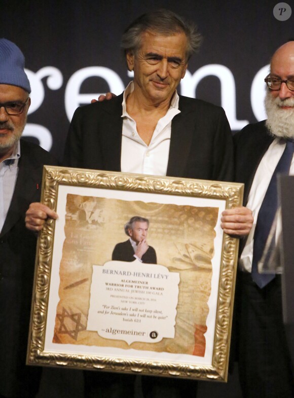 Exclusif - Bernard-Henri Lévy avec Simon Jacobson lors du 3e gala Algemeiner Jewish 100 au Gotham Hall à New York, le 28 mars 2016. BHL s'est vu décerner lors de cet événement le prix Warrior of Truth Award au regard de son combat contre l'antisémitisme.