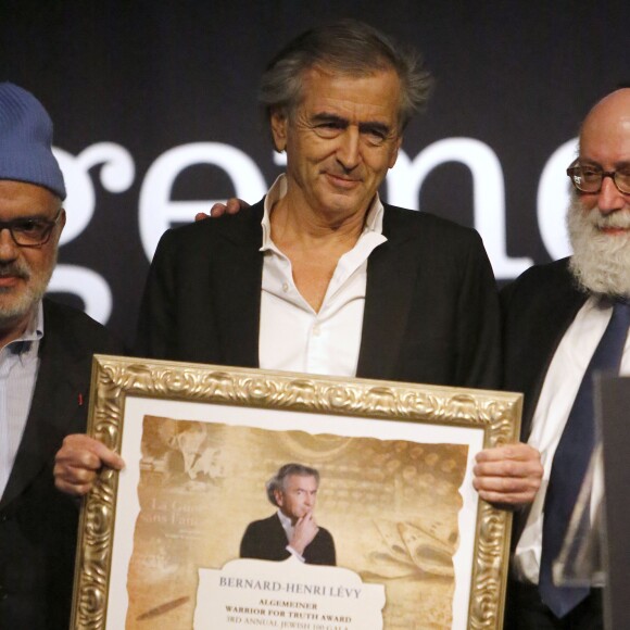 Exclusif - Bernard-Henri Lévy avec Simon Jacobson lors du 3e gala Algemeiner Jewish 100 au Gotham Hall à New York, le 28 mars 2016. BHL s'est vu décerner lors de cet événement le prix Warrior of Truth Award au regard de son combat contre l'antisémitisme.