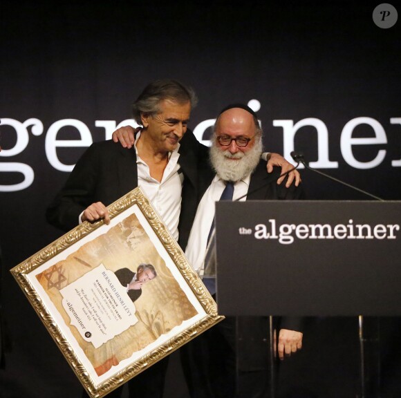 Exclusif - Bernard-Henri Lévy avec Simon Jacobson lors du 3e gala Algemeiner Jewish 100 au Gotham Hall à New York, le 28 mars 2016. BHL s'est vu décerner lors de cet événement le prix Warrior of Truth Award au regard de son combat contre l'antisémitisme.