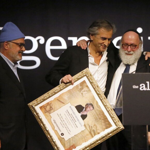 Exclusif - Bernard-Henri Lévy entouré de Ron Agam et Simon Jacobson lors du 3e gala Algemeiner Jewish 100 au Gotham Hall à New York, le 28 mars 2016. BHL s'est vu décerner lors de cet événement le prix Warrior of Truth Award au regard de son combat contre l'antisémitisme.