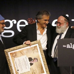 Exclusif - Bernard-Henri Lévy entouré de Ron Agam et Simon Jacobson lors du 3e gala Algemeiner Jewish 100 au Gotham Hall à New York, le 28 mars 2016. BHL s'est vu décerner lors de cet événement le prix Warrior of Truth Award au regard de son combat contre l'antisémitisme.