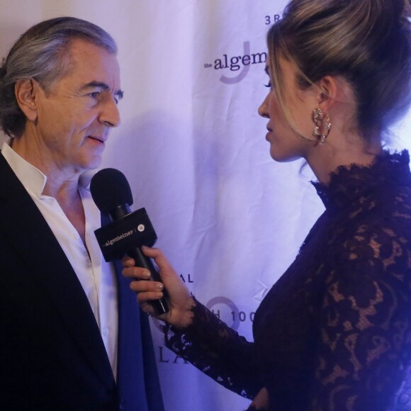 Exclusif - Bernard-Henri Lévy répond à Melissa Bolona lors du 3e gala Algemeiner Jewish 100 au Gotham Hall à New York, le 28 mars 2016. BHL s'est vu décerner lors de cet événement le prix Warrior of Truth Award au regard de son combat contre l'antisémitisme.