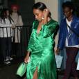 Solange Knowles quitte le Sadelle's à New York, habillée d'une robe vert émeraude Cistanthe, d'un sac M2 Malletier (modèle Amor/Fati) et de sandales Stuart Weitzman (modèle Nearlynude, couleur pissenlit). Le 11 avril 2016.