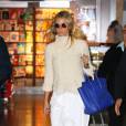 Gwyneth Paltrow arrive à l'aéroport de JFK à New York, habillée d'un pull Céline, d'un pantalon Dries van Noten et de baskets adidas x Raf Simons (modèle Stan Smith). Des lunettes de soleil Self Portrait x Le Specs et un sac Céline accessoirisent sa tenue. Le 11 avril 2016.
