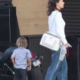 Alessandra Ambrosio arrive au restaurant Nobu à Los Angeles, habillée d'un pull blanc, d'un sac Fendi (modèle Dotcom), d'un jean Citizens of Humanity et de bottines Stuart Weitzman (modèle Grandiose). Le 11 avril 2016.