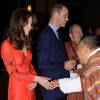Kate Middleton et le prince William prenaient part le 15 avril 2016 à une réception en l'honneur des expatriés britanniques du Bhoutan et de personnalités locales à l'hôtel Taj Tashi à Thimphou. La duchesse Catherine portait pour l'occasion une robe Beulah au motif coquelicot, fleur nationale du Bhoutan.