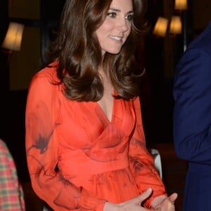 Kate Middleton et le prince William prenaient part le 15 avril 2016 à une réception en l'honneur des expatriés britanniques du Bhoutan et de personnalités locales à l'hôtel Taj Tashi à Thimphou. La duchesse Catherine portait pour l'occasion une robe Beulah au motif coquelicot, fleur nationale du Bhoutan.