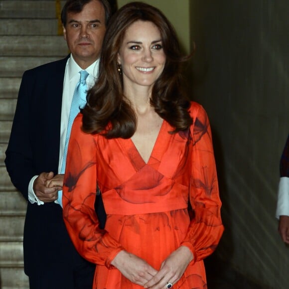 Kate Middleton et le prince William prenaient part le 15 avril 2016 à une réception en l'honneur des expatriés britanniques du Bhoutan et de personnalités locales à l'hôtel Taj Tashi à Thimphou. La duchesse Catherine portait pour l'occasion une robe Beulah au motif coquelicot, fleur nationale du Bhoutan.