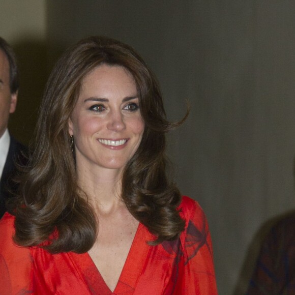 Kate Middleton et le prince William prenaient part le 15 avril 2016 à une réception en l'honneur des expatriés britanniques du Bhoutan et de personnalités locales à l'hôtel Taj Tashi à Thimphou. La duchesse Catherine portait pour l'occasion une robe Beulah au motif coquelicot, fleur nationale du Bhoutan.