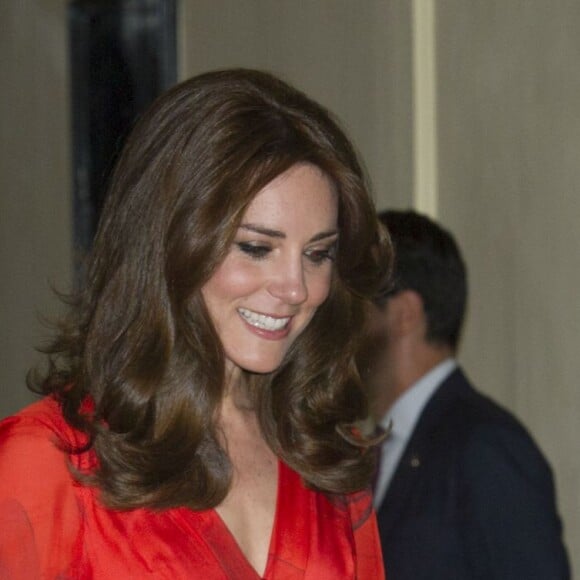 Kate Middleton et le prince William prenaient part le 15 avril 2016 à une réception en l'honneur des expatriés britanniques du Bhoutan et de personnalités locales à l'hôtel Taj Tashi à Thimphou. La duchesse Catherine portait pour l'occasion une robe Beulah au motif coquelicot, fleur nationale du Bhoutan.