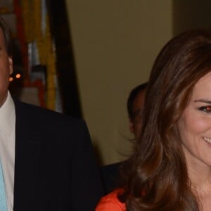 Kate Middleton et le prince William prenaient part le 15 avril 2016 à une réception en l'honneur des expatriés britanniques du Bhoutan et de personnalités locales à l'hôtel Taj Tashi à Thimphou. La duchesse Catherine portait pour l'occasion une robe Beulah au motif coquelicot, fleur nationale du Bhoutan.