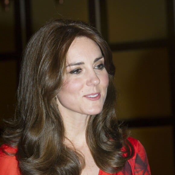 Kate Middleton et le prince William prenaient part le 15 avril 2016 à une réception en l'honneur des expatriés britanniques du Bhoutan et de personnalités locales à l'hôtel Taj Tashi à Thimphou. La duchesse Catherine portait pour l'occasion une robe Beulah au motif coquelicot, fleur nationale du Bhoutan.