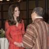 Kate Middleton et le prince William prenaient part le 15 avril 2016 à une réception en l'honneur des expatriés britanniques du Bhoutan et de personnalités locales à l'hôtel Taj Tashi à Thimphou. La duchesse Catherine portait pour l'occasion une robe au motif coquelicot, fleur nationale du Bhoutan.