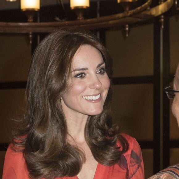 Kate Middleton et le prince William prenaient part le 15 avril 2016 à une réception en l'honneur des expatriés britanniques du Bhoutan et de personnalités locales à l'hôtel Taj Tashi à Thimphou. La duchesse Catherine portait pour l'occasion une robe au motif coquelicot, fleur nationale du Bhoutan.