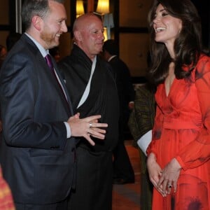 Kate Middleton et le prince William prenaient part le 15 avril 2016 à une réception en l'honneur des expatriés britanniques du Bhoutan et de personnalités locales à l'hôtel Taj Tashi à Thimphou. La duchesse Catherine portait pour l'occasion une robe Beulah au motif coquelicot, fleur nationale du Bhoutan.