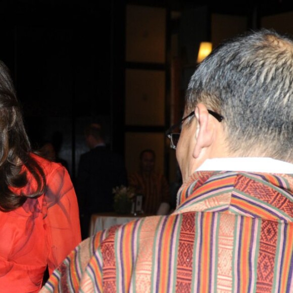 Kate Middleton et le prince William prenaient part le 15 avril 2016 à une réception en l'honneur des expatriés britanniques du Bhoutan et de personnalités locales à l'hôtel Taj Tashi à Thimphou. La duchesse Catherine portait pour l'occasion une robe au motif coquelicot, fleur nationale du Bhoutan.