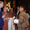 Kate Middleton et le prince William prenaient part le 15 avril 2016 à une réception en l'honneur des expatriés britanniques du Bhoutan et de personnalités locales à l'hôtel Taj Tashi à Thimphou. La duchesse Catherine portait pour l'occasion une robe au motif coquelicot, fleur nationale du Bhoutan.