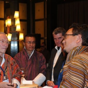 Kate Middleton et le prince William prenaient part le 15 avril 2016 à une réception en l'honneur des expatriés britanniques du Bhoutan et de personnalités locales à l'hôtel Taj Tashi à Thimphou. La duchesse Catherine portait pour l'occasion une robe au motif coquelicot, fleur nationale du Bhoutan.