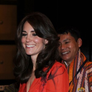 Kate Middleton et le prince William prenaient part le 15 avril 2016 à une réception en l'honneur des expatriés britanniques du Bhoutan et de personnalités locales à l'hôtel Taj Tashi à Thimphou. La duchesse Catherine portait pour l'occasion une robe Beulah au motif coquelicot, fleur nationale du Bhoutan.
