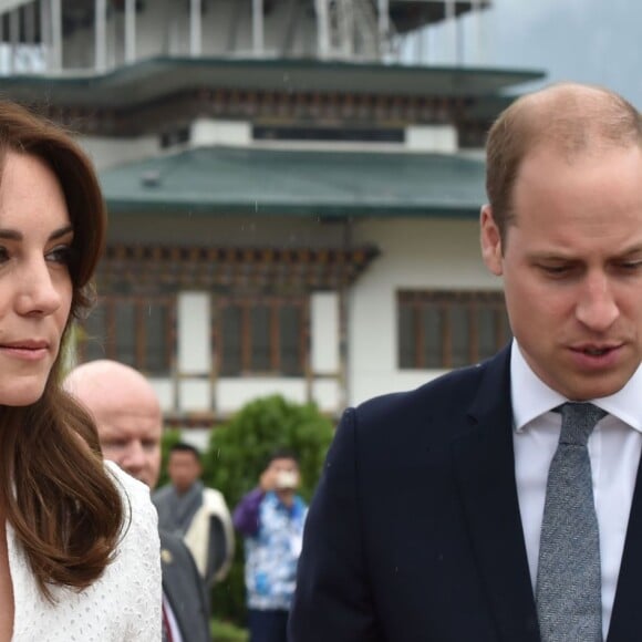 Le prince William et Kate Middleton (en robe Alexander McQueen et portant un collier en or et diamants offert par la reine Jetsun Pema) ont embarqué à Paro le 16 avril 2016, quittant le Bhoutan pour rallier Agra et découvrir le Taj Mahal, dernière étape de leur tournée royale.