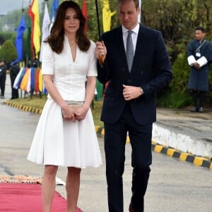 Le prince William et Kate Middleton (en robe Alexander McQueen et portant un collier en or et diamants offert par la reine Jetsun Pema) ont embarqué à Paro le 16 avril 2016, quittant le Bhoutan pour rallier Agra et découvrir le Taj Mahal, dernière étape de leur tournée royale.