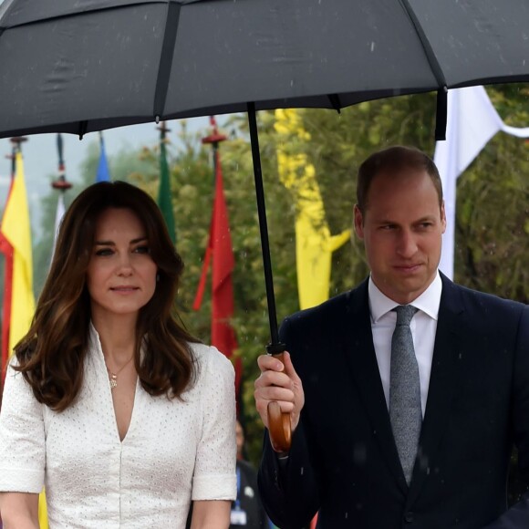 Le prince William et Kate Middleton (en robe Alexander McQueen et portant un collier en or et diamants offert par la reine Jetsun Pema) ont embarqué à Paro le 16 avril 2016, quittant le Bhoutan pour rallier Agra et découvrir le Taj Mahal, dernière étape de leur tournée royale.