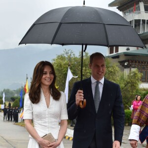 Le prince William et Kate Middleton (en robe Alexander McQueen et portant un collier en or et diamants offert par la reine Jetsun Pema) ont embarqué à Paro le 16 avril 2016, quittant le Bhoutan pour rallier Agra et découvrir le Taj Mahal, dernière étape de leur tournée royale.