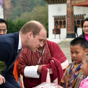 Le prince William et Kate Middleton (en robe Alexander McQueen et portant un collier en or et diamants offert par la reine Jetsun Pema) ont embarqué à Paro le 16 avril 2016, quittant le Bhoutan pour rallier Agra et découvrir le Taj Mahal, dernière étape de leur tournée royale.