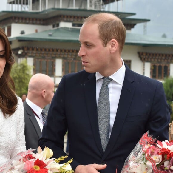 Le prince William et Kate Middleton (en robe Alexander McQueen et portant un collier en or et diamants offert par la reine Jetsun Pema) ont embarqué à Paro le 16 avril 2016, quittant le Bhoutan pour rallier Agra et découvrir le Taj Mahal, dernière étape de leur tournée royale.