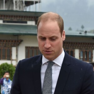 Le prince William et Kate Middleton (en robe Alexander McQueen et portant un collier en or et diamants offert par la reine Jetsun Pema) ont embarqué à Paro le 16 avril 2016, quittant le Bhoutan pour rallier Agra et découvrir le Taj Mahal, dernière étape de leur tournée royale.