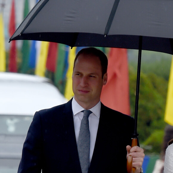 Le prince William et Kate Middleton (en robe Alexander McQueen et portant un collier en or et diamants offert par la reine Jetsun Pema) ont embarqué à Paro le 16 avril 2016, quittant le Bhoutan pour rallier Agra et découvrir le Taj Mahal, dernière étape de leur tournée royale.