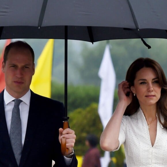 Le prince William et Kate Middleton (en robe Alexander McQueen et portant un collier en or et diamants offert par la reine Jetsun Pema) ont embarqué à Paro le 16 avril 2016, quittant le Bhoutan pour rallier Agra et découvrir le Taj Mahal, dernière étape de leur tournée royale.