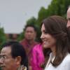 Le prince William et Kate Middleton (en robe Alexander McQueen et portant un collier en or et diamants offert par la reine Jetsun Pema) ont embarqué à Paro le 16 avril 2016, quittant le Bhoutan pour rallier Agra et découvrir le Taj Mahal, dernière étape de leur tournée royale.