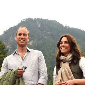 Kate Middleton et le prince William lors de leur trek vers la "tanière du tigre", le monastère bouddhiste Taktshang, le 15 avril 2016 au Bhoutan.