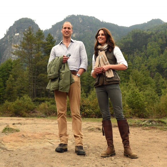 Kate Middleton et le prince William lors de leur trek vers la "tanière du tigre", le monastère bouddhiste Taktshang, le 15 avril 2016 au Bhoutan.