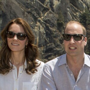 Kate Middleton et le prince William lors de leur trek vers la "tanière du tigre", le monastère bouddhiste Taktshang, le 15 avril 2016 au Bhoutan.