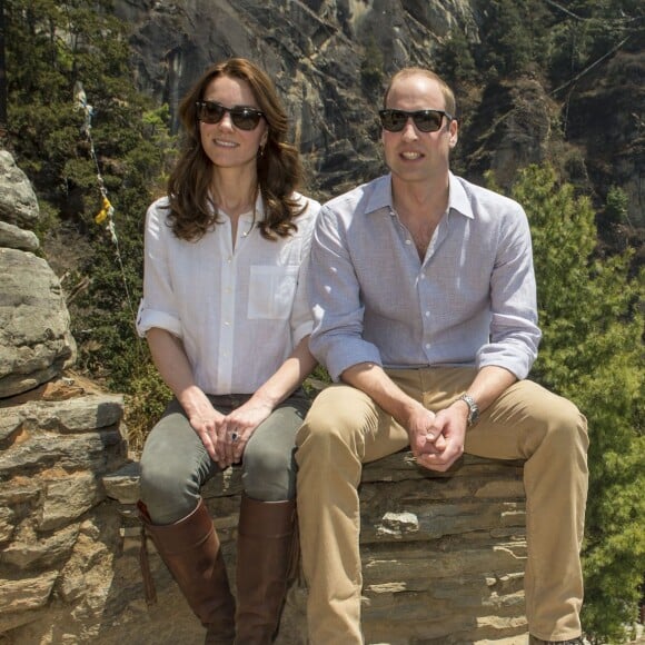 Kate Middleton et le prince William lors de leur trek vers la "tanière du tigre", le monastère bouddhiste Taktshang, le 15 avril 2016 au Bhoutan.