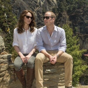 Kate Middleton et le prince William lors de leur trek vers la "tanière du tigre", le monastère bouddhiste Taktshang, le 15 avril 2016 au Bhoutan.