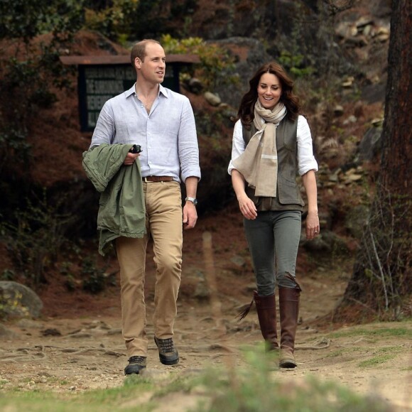 Kate Middleton et le prince William lors de leur trek vers la "tanière du tigre", le monastère bouddhiste Taktshang, le 15 avril 2016 au Bhoutan.