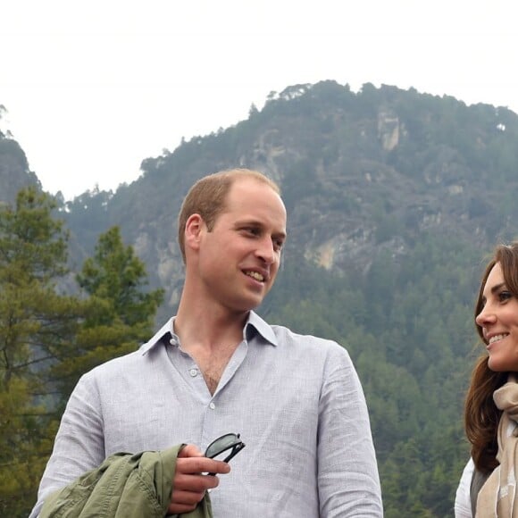 Kate Middleton et le prince William lors de leur trek vers la "tanière du tigre", le monastère bouddhiste Taktshang, le 15 avril 2016 au Bhoutan.