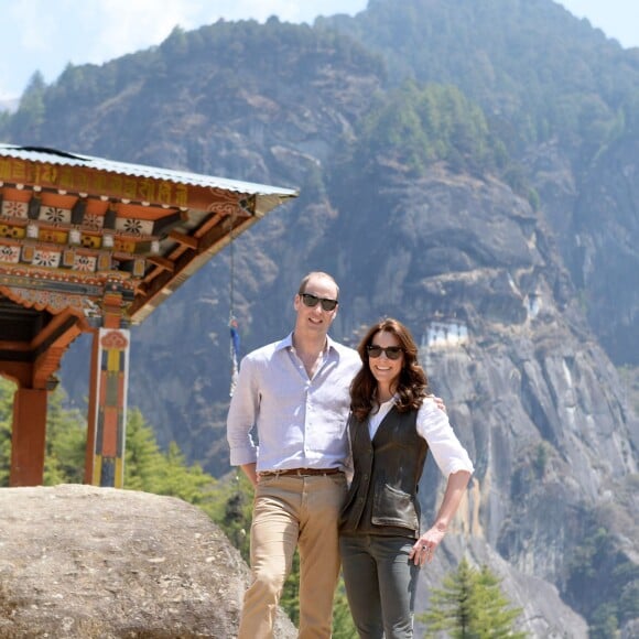 Kate Middleton et le prince William lors de leur trek vers la "tanière du tigre", le monastère bouddhiste Taktshang, le 15 avril 2016 au Bhoutan.