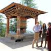 Kate Middleton et le prince William lors de leur trek vers la "tanière du tigre", le monastère bouddhiste Taktshang, le 15 avril 2016 au Bhoutan.