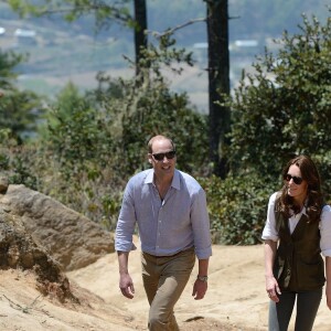 Kate Middleton et le prince William lors de leur trek vers la "tanière du tigre", le monastère bouddhiste Taktshang, le 15 avril 2016 au Bhoutan.