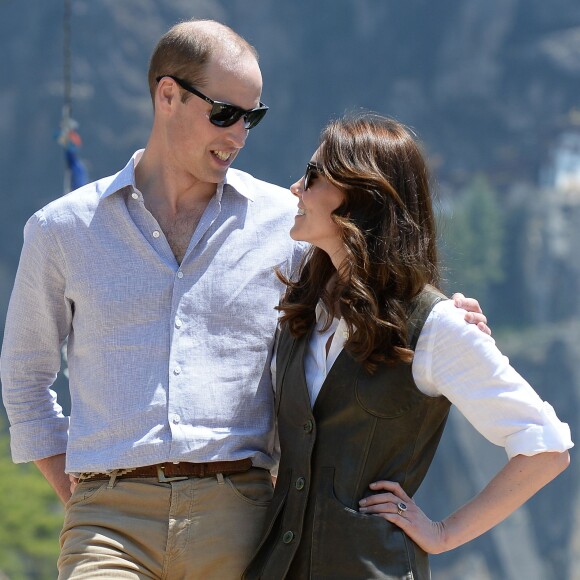 Kate Middleton et le prince William lors de leur trek vers la "tanière du tigre", le monastère bouddhiste Taktshang, le 15 avril 2016 au Bhoutan.