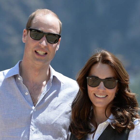 Kate Middleton et le prince William lors de leur trek vers la "tanière du tigre", le monastère bouddhiste Taktshang, le 15 avril 2016 au Bhoutan.