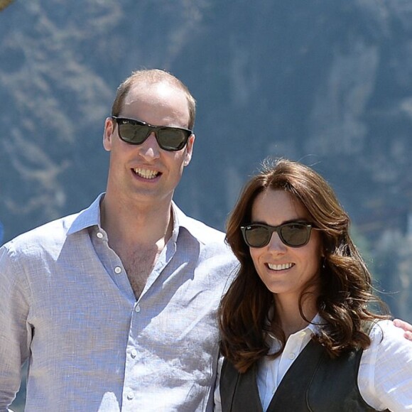 Kate Middleton et le prince William lors de leur trek vers la "tanière du tigre", le monastère bouddhiste Taktshang, le 15 avril 2016 au Bhoutan.