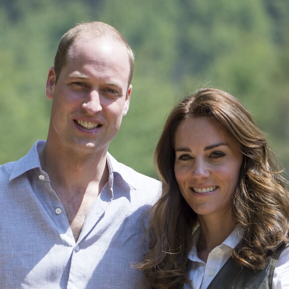 Kate Middleton et le prince William lors de leur trek vers la "tanière du tigre", le monastère bouddhiste Taktshang, le 15 avril 2016 au Bhoutan.