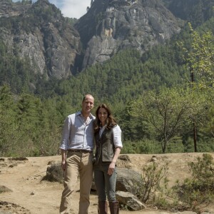 Kate Middleton et le prince William lors de leur trek vers la "tanière du tigre", le monastère bouddhiste Taktshang, le 15 avril 2016 au Bhoutan.