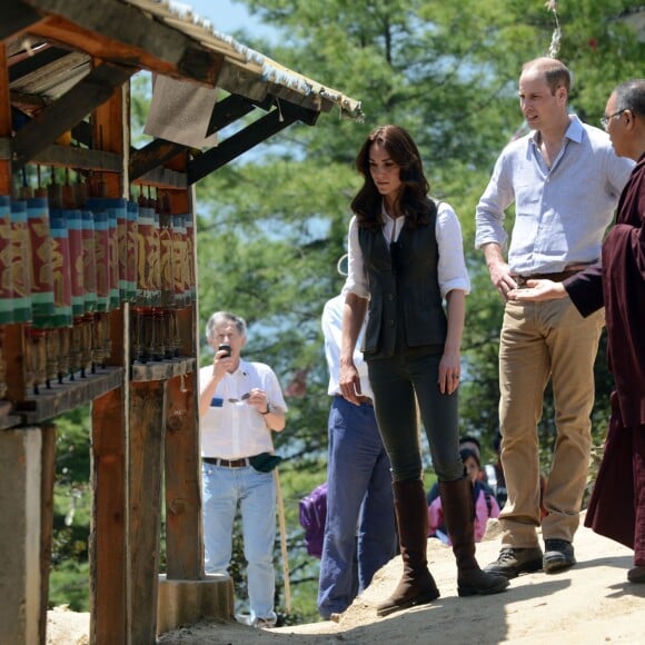 Kate Middleton et le prince William lors de leur trek vers la "tanière du tigre", le monastère bouddhiste Taktshang, le 15 avril 2016 au Bhoutan.